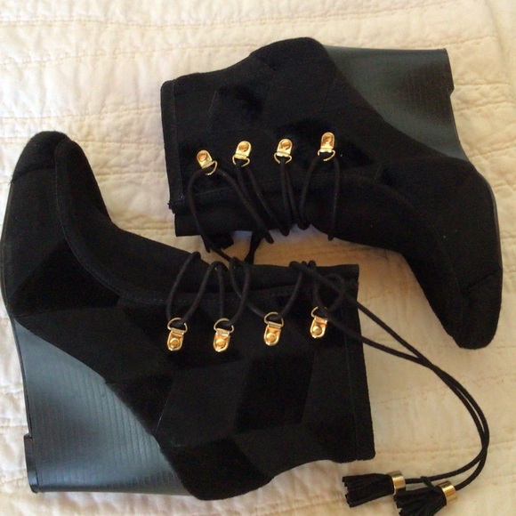 Mark Suede Booties, Size 8 - Picture 4 of 10